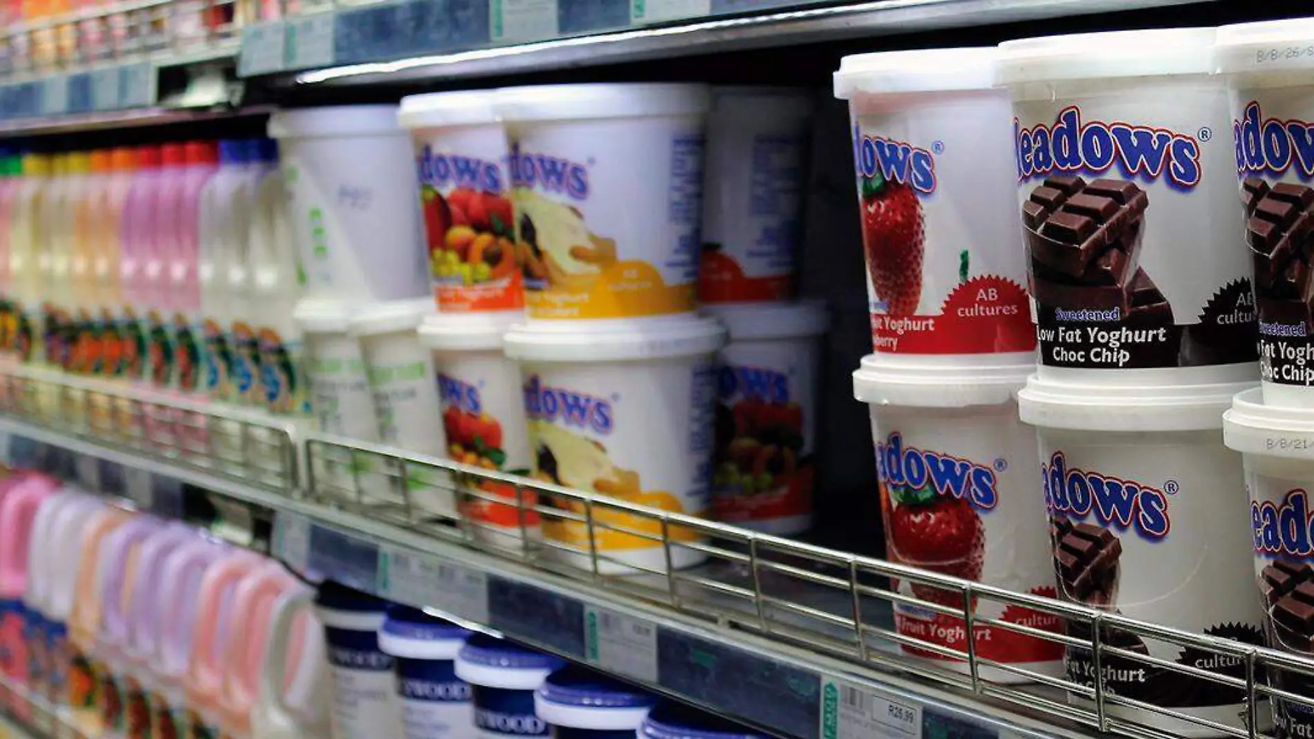 Botes de yogurt en estante de supermercado